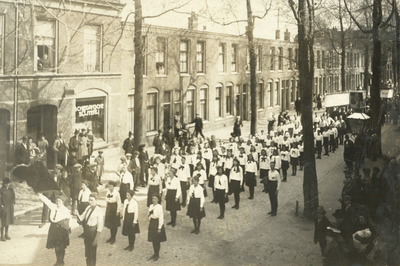 222536 Afbeelding van leden van de Utrechtse Arbeiders Gymnastiekvereniging Kracht en Vlugheid, tijdens de 1 ...